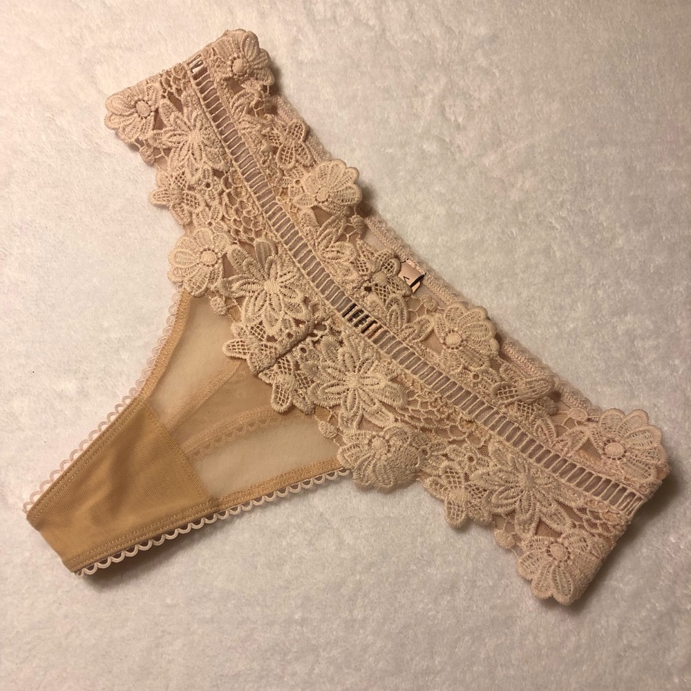 Victoria’s Secret NWT Crocheted Floral Lace Thong